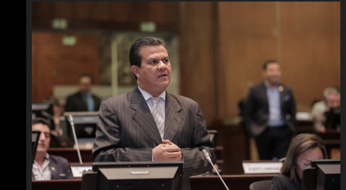 Eliseo Azuero: Juicio político al Ministro de Salud